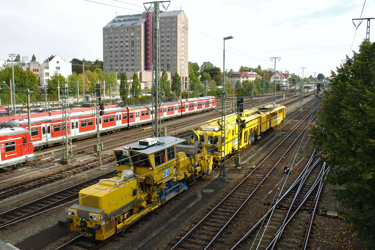 Gleisbauzug mit Unimat 09-32/4S DYNAMIC bei km 15,8 (Oktober 2012)