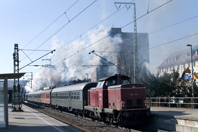 V100 1041 mit DLr 91898 bei km 15,6 (Februar 2012)