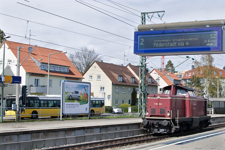 V100 1041 als Tfzf(D) 92434 bei km 15,6 (April 2012)