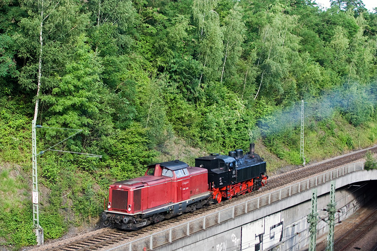 V100 2335 und 93 1360 als DbZ 92285 bei km 13,8 (Juli 2012)