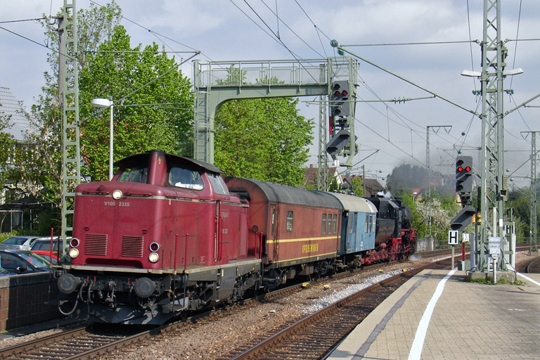 V100 2335 mit DbZ 91600 bei km 16,6 (Mai 2012)