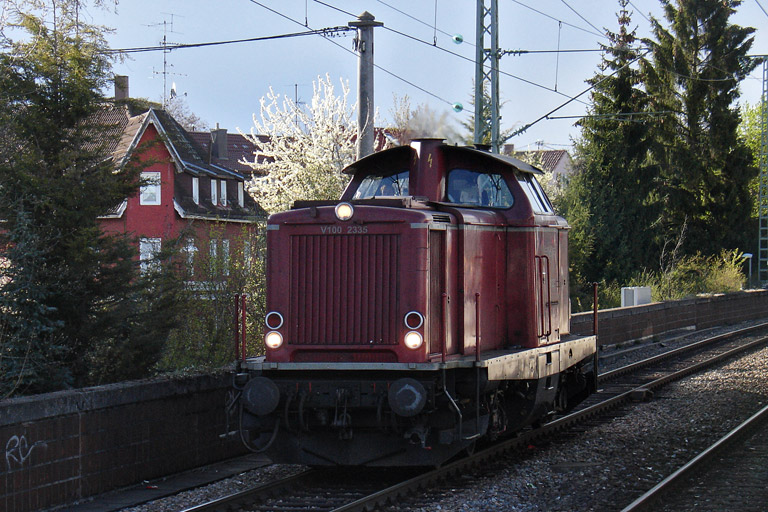 V100 2335 als Tfzf(D) 92846 bei km 16,8 bei km 16,8 (April 2012)