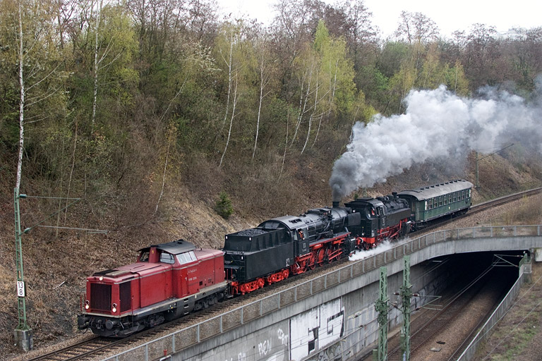 V100 2335, 50 2988 und 86 333 als DbZ 92504 bei km 13,8 (April 2012)