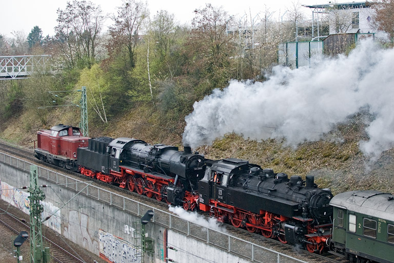 V100 2335, 50 2988 und 86 333 als DbZ 92504 bei km 14,0 (April 2012)