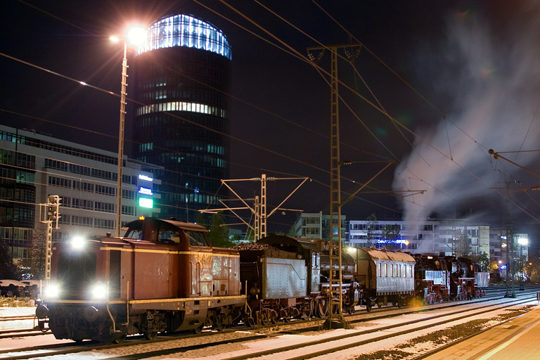 V100 1041, 38 3199, 86 333 und 50 2988 als DbZ 92369 bei km 15,6 (Oktober 2012)