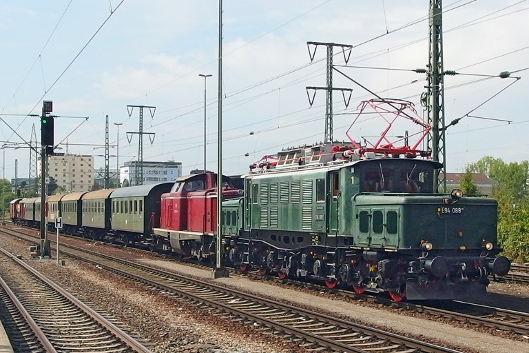 E94 088 und 212 084 mit DbZ 92454 bei km 26,0 (August 2013)