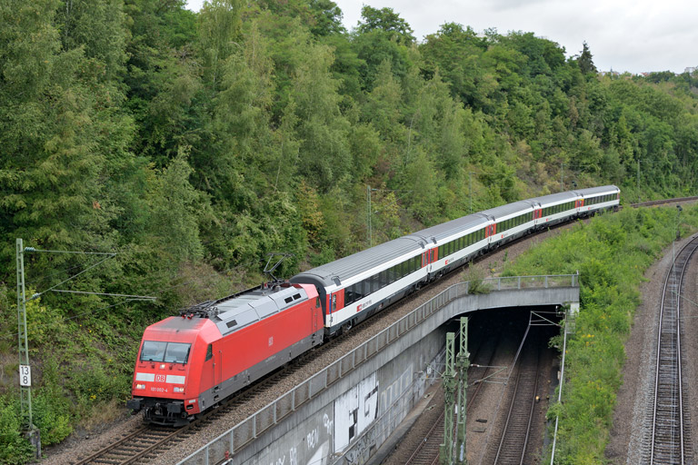 101 002 mit IC 185 bei km 13,8 (September 2013)