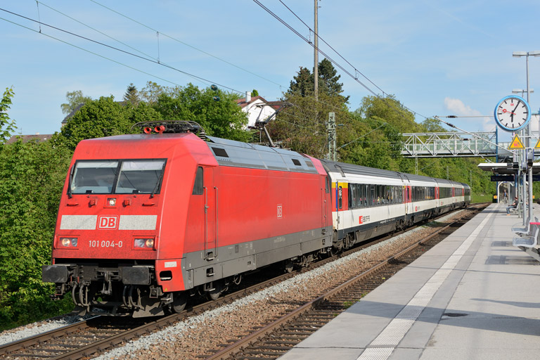 101 004 mit IC 184 bei km 14,2 (Juni 2013)