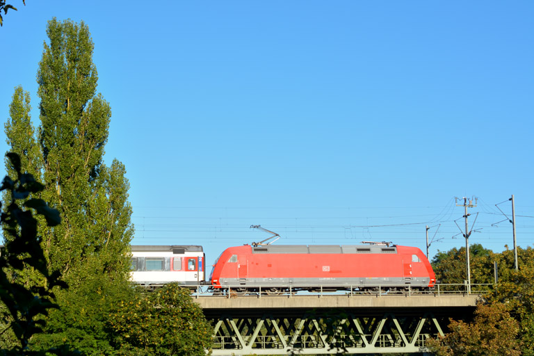 101 006 mit IC 283 bei km 14,6 (September 2013)