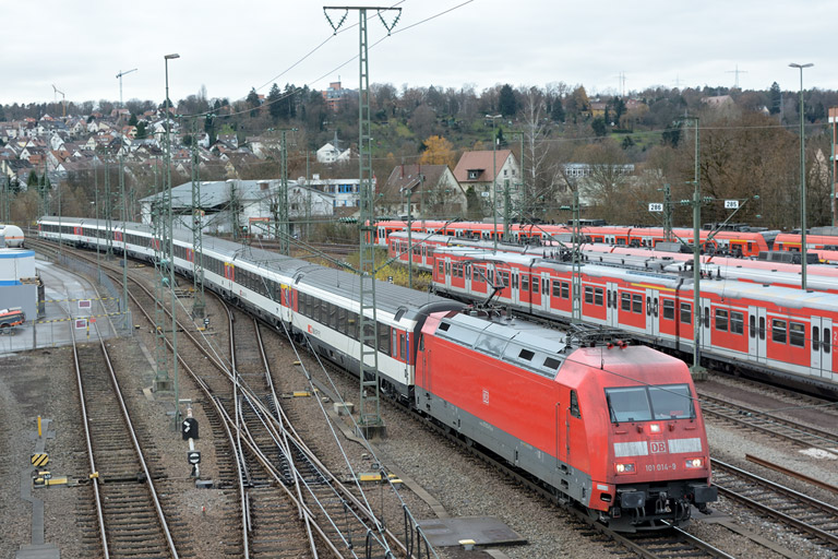 101 014 mit IC 282 bei km 16,0 (Dezember 2013)