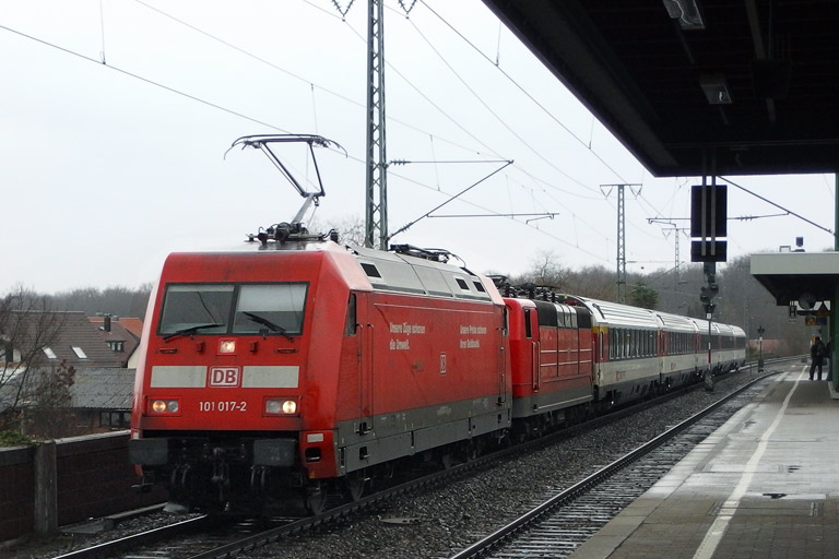 101 017 und 181 220 mit IC 280 bei km 16,8 (April 2013)