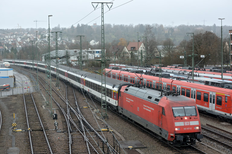 101 017 mit IC 282 bei km 16,0 (Dezember 2013)