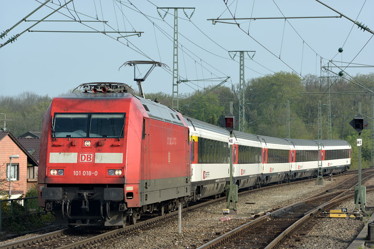 101 018 mit IC 184 bei km 16,8 (Mai 2013)