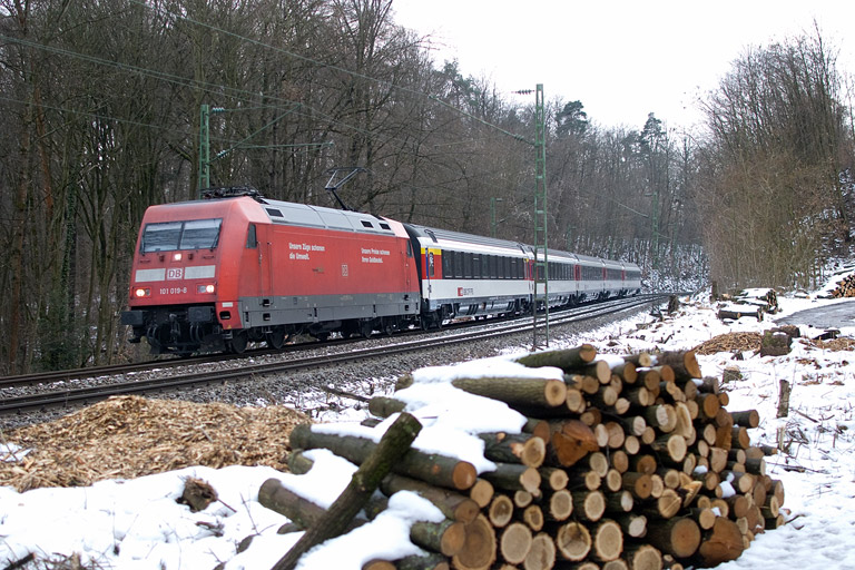 101 019 mit IC 186 bei km 10,0 (Februar 2013)