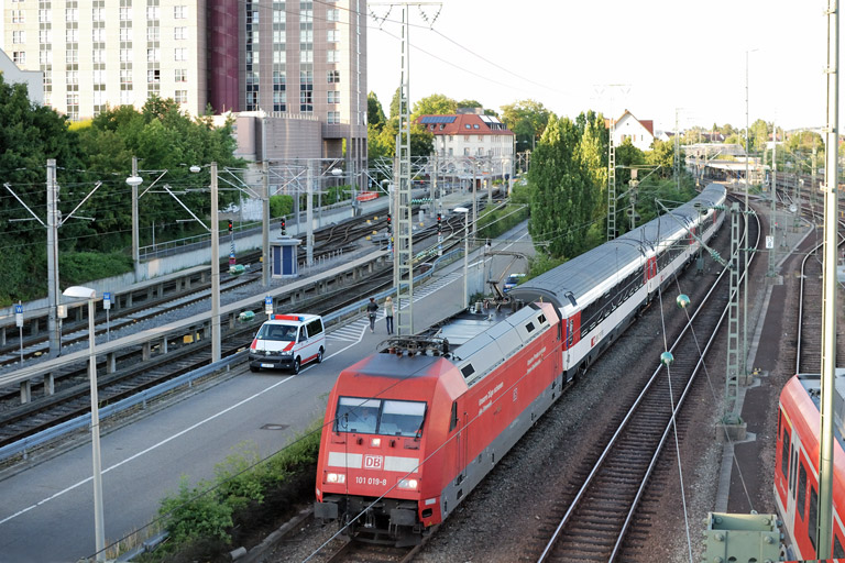 101 019 mit IC 285 bei km 15,8 (Juli 2013)