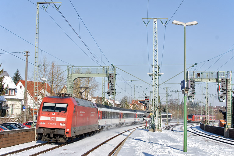 101 021 mit IC 183 bei km 16,6 (Februar 2013)