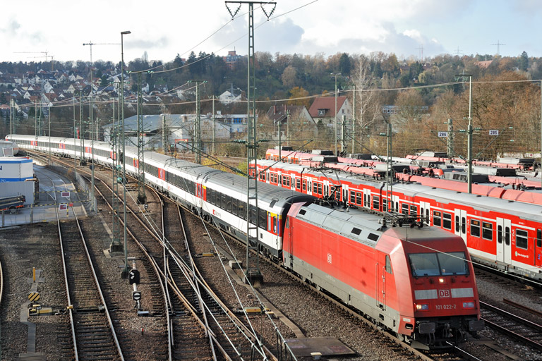 101 022 mit IC 282 bei km 16,0 (November 2013)