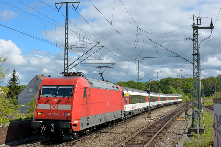 101 023 mit IC 186 bei km 16,8 (Mai 2013)