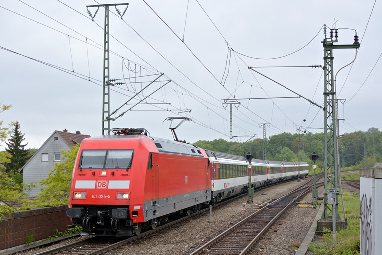 101 025 mit IC 186 bei km 16,8 (Mai 2013)