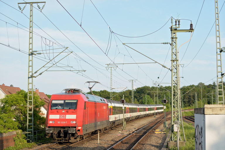 101 029 mit IC 182 bei km 16,8 (Juni 2013)