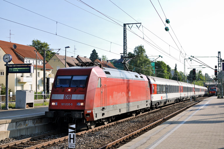 101 030 mit IC 181 bei km 15,6 (Juli 2013)