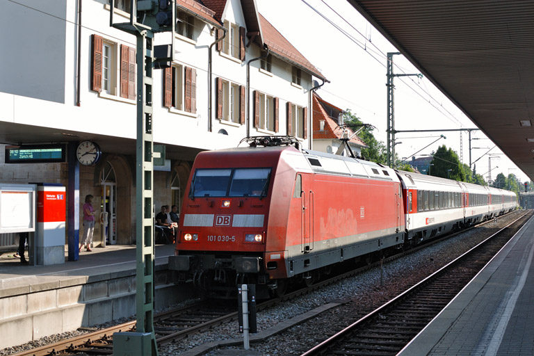 101 030 mit IC 181 bei km 15,6 (Juli 2013)