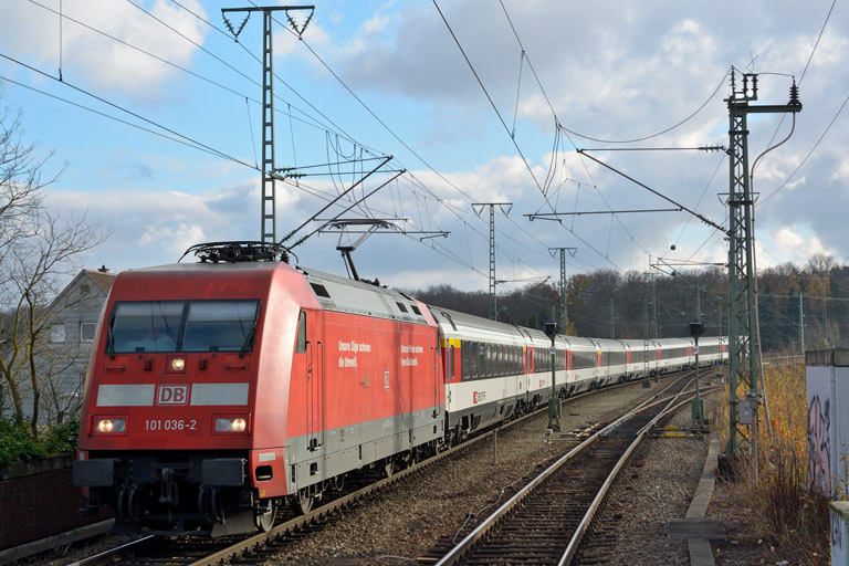 101 036 mit IC 280 bei km 16,8 (Dezember 2013)