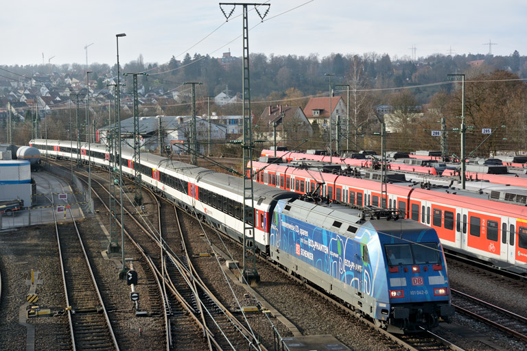 101 042 mit IC 282 bei km 16,0 (Dezember 2013)