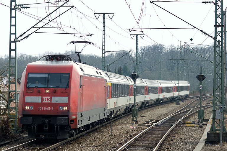 101 045 mit IC 2562 bei km 16,8 (M&auml;rz 2013)