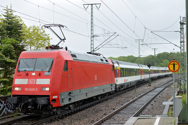 101 045 mit IC 282 bei km 16,8 (Mai 2013)