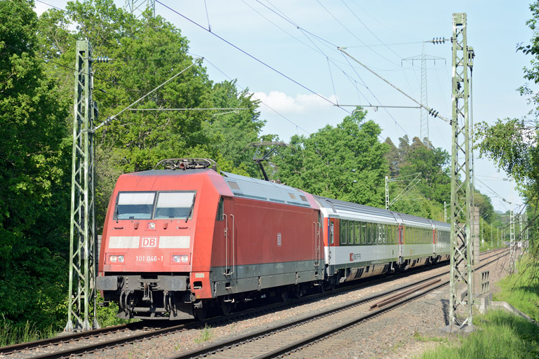 101 046 mit IC 283 bei km 22,2 (Juni 2013)