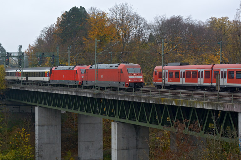 101 052 und 101 024 mit IC 2542 bei km 14,6 (November 2013)