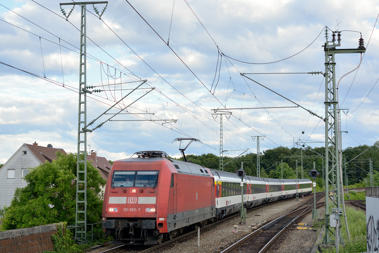 101 053 mit IC 184 bei km 16,8 (Juni 2013)