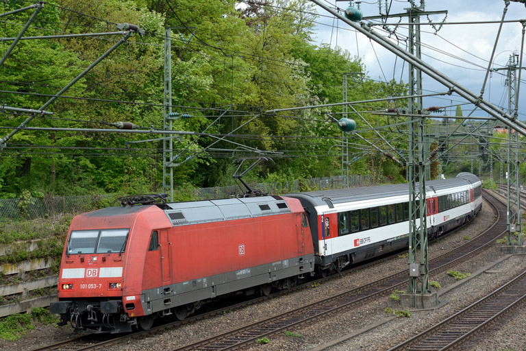 101 053 mit IC 185 bei km 14,8 (Mai 2013)