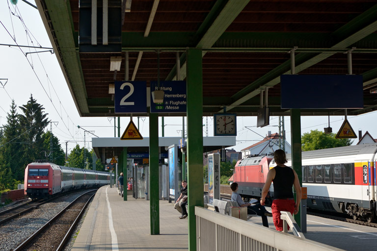 101 054 mit IC 184 und 101 107 mit IC 184 bei km 16,8 (Juli 2013)