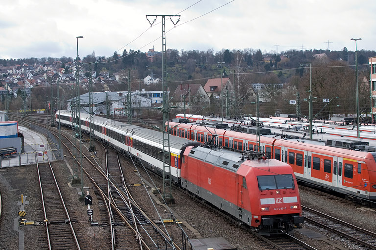 101 058 mit IC 280 bei km 16,0 (Februar 2013)