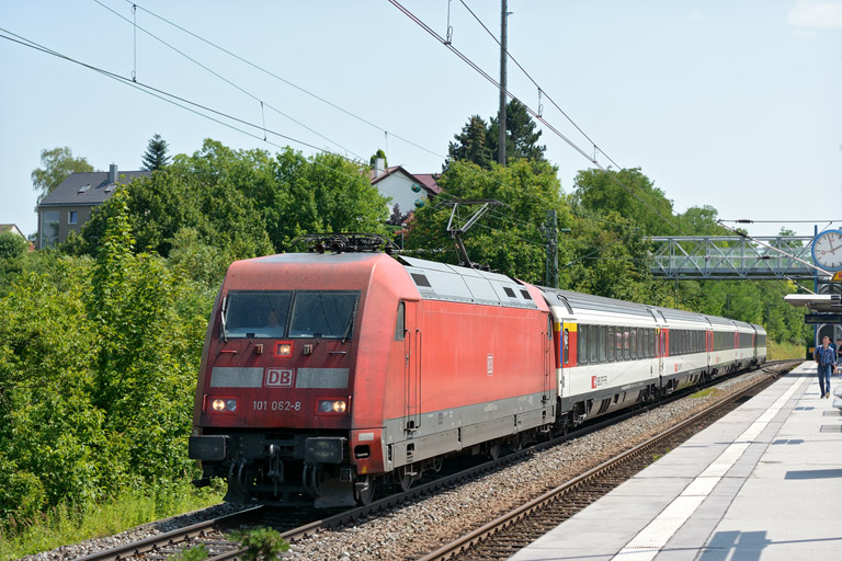 101 062 mit IC 280 bei km 14,2 (Juli 2013)