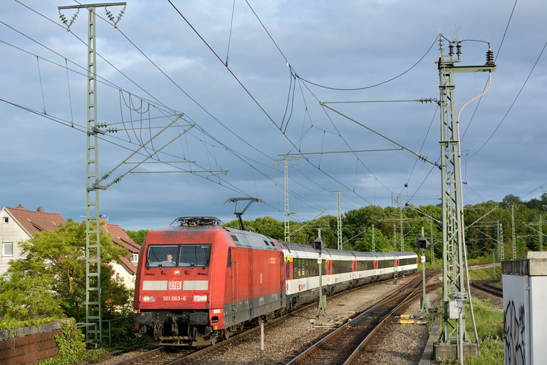 101 063 mit IC 182 bei km 16,8 (Mai 2013)