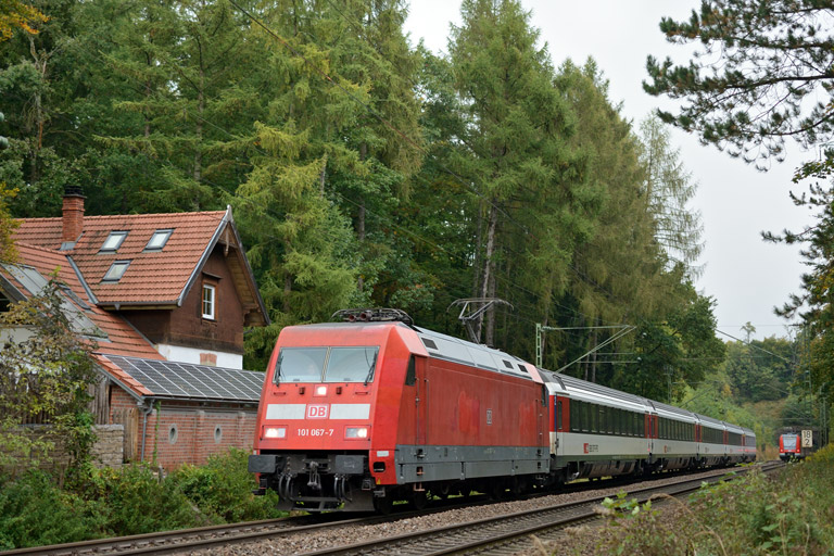 101 067 mit IC 281 bei km 18,2 (Oktober 2013)