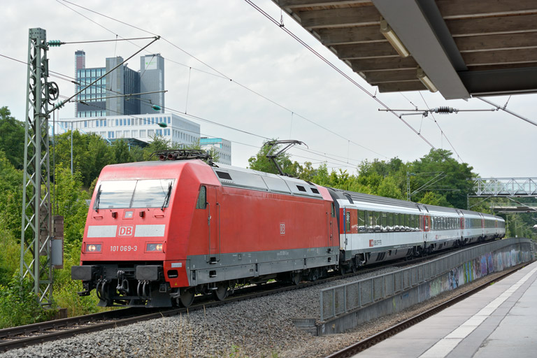 101 069 mit IC 187 bei km 14,2 (Juli 2013)