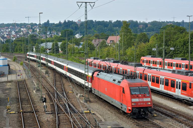 101 073 mit IC 282 bei km 16,0 (August 2013)
