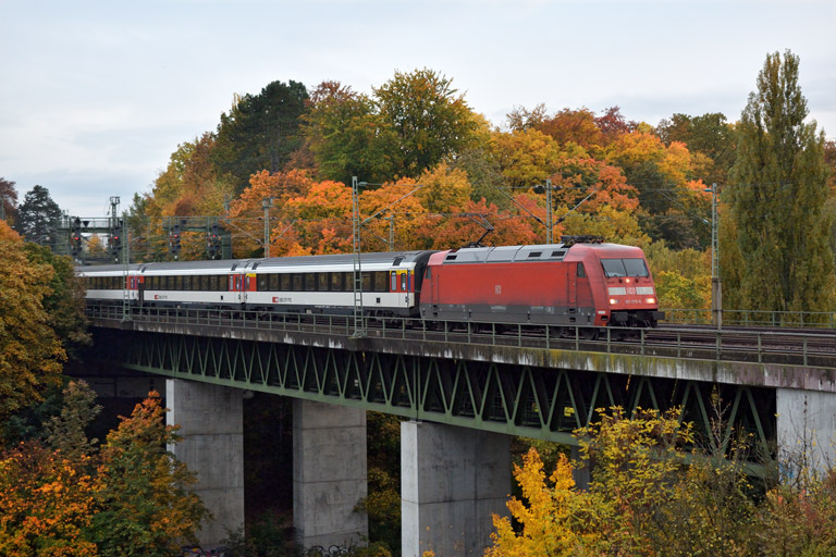 101 075 mit IC 184 bei km 14,6 (Oktober 2013)