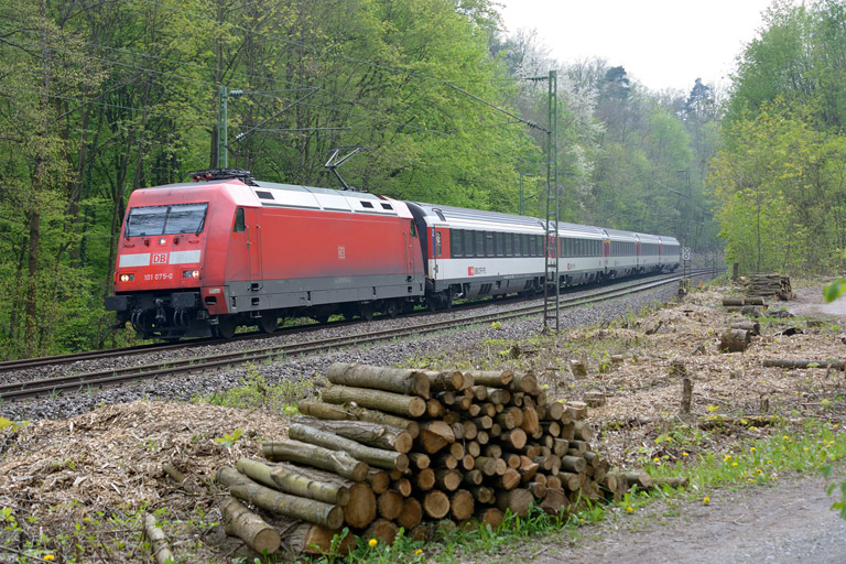 101 075 mit IC 186 bei km 10,0 (Mai 2013)