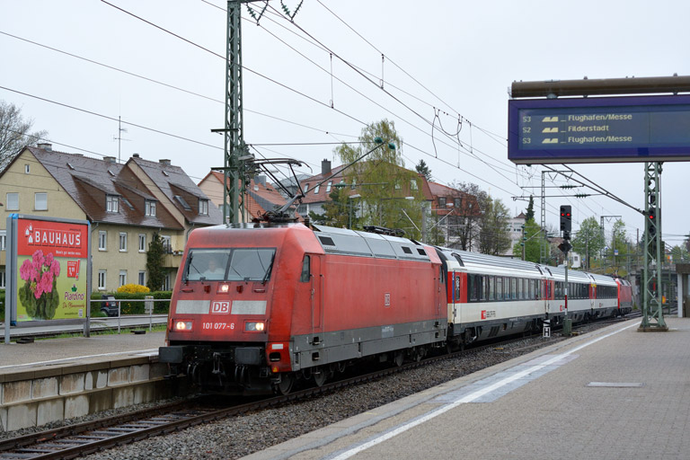 101 077 mit IC 2567 bei km 15,6 (April 2013)
