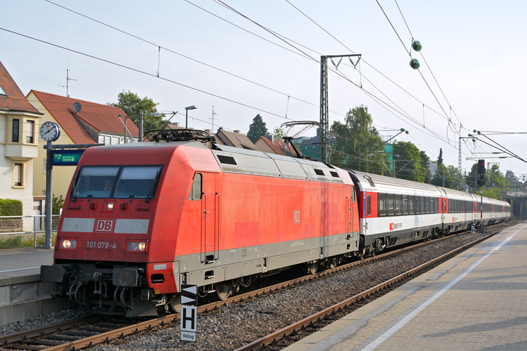 101 078 mit IC 181 bei km 15,6 (Juli 2013)