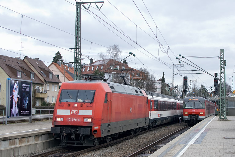 101 078 mit IC 185 bei km 15,6 (Februar 2013)