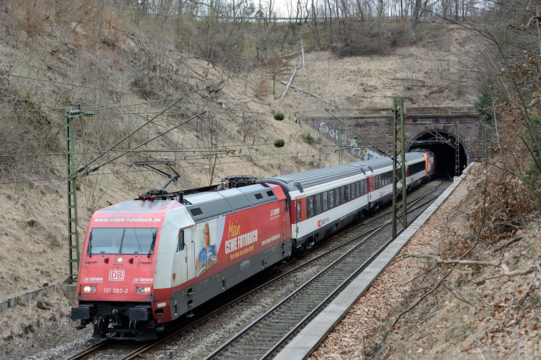 101 080 mit IC 2567 bei km 17,8 (April 2013)