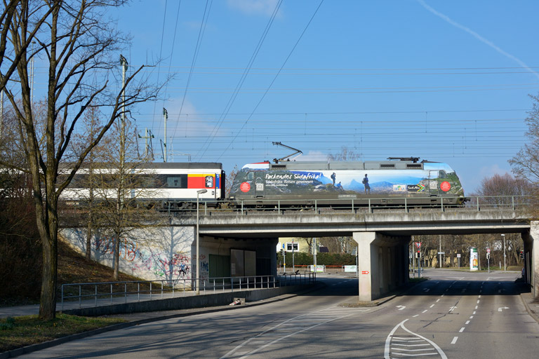101 083 mit IC 284 bei km 16,4 (April 2013)