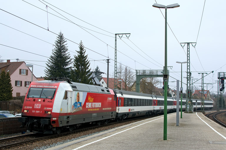 101 089 mit IC 187 bei km 16,8 (April 2013)