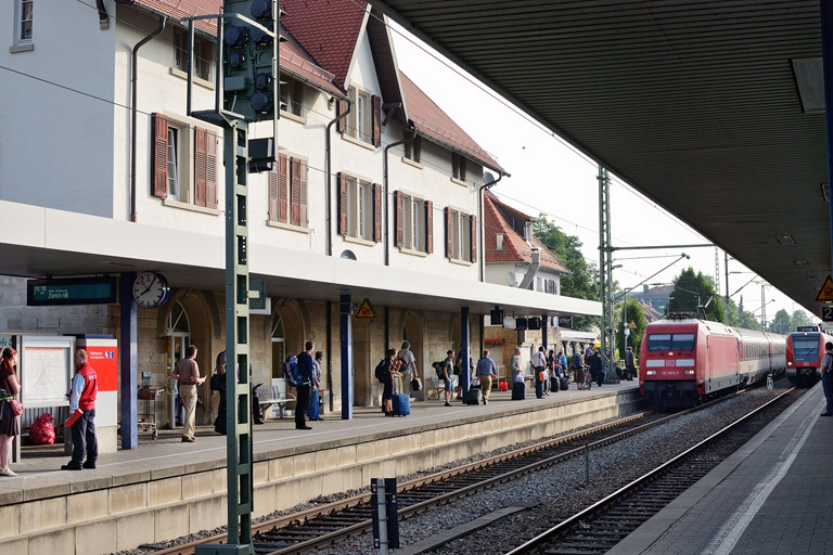 101 093 mit IC 181 bei km 15,6 (Juli 2013)